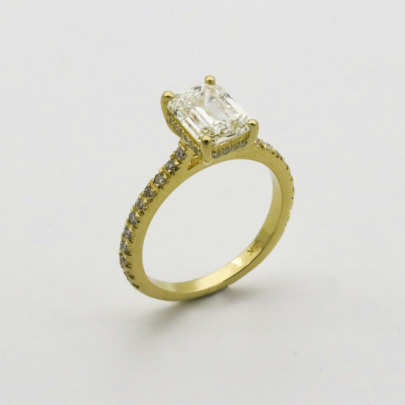 Emerald-cut solitaire in 18K yellow gold
