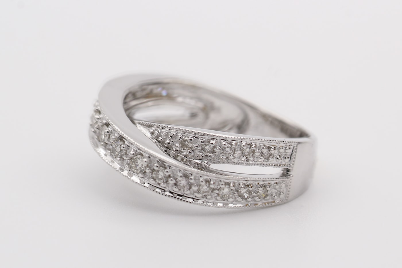Platinum band ring, sculpted setting