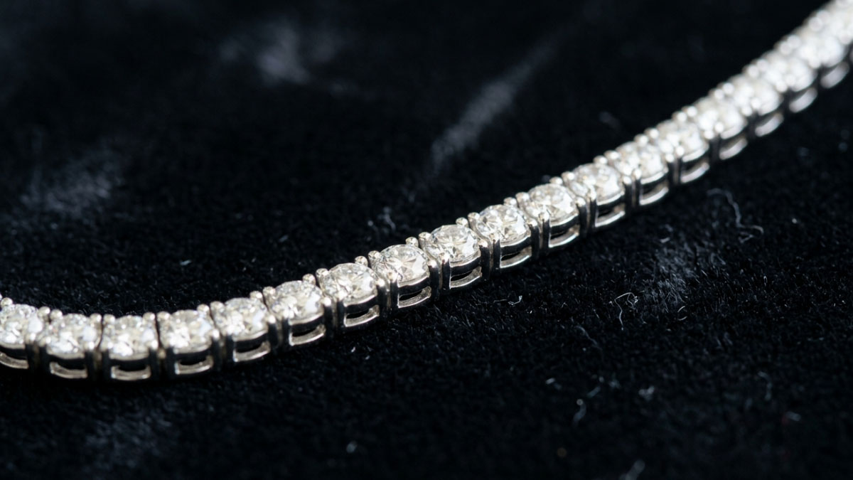 Lab-grown diamond chain close-up with clean setting and detailed craftsmanship