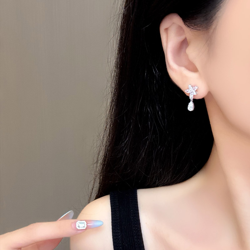 VANTYRE lab grown diamond earrings.
