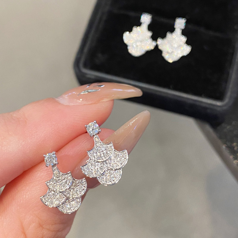 VANTYRE lab grown diamond earrings.