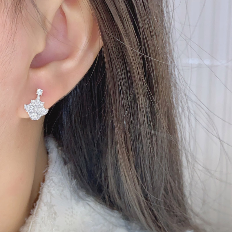 VANTYRE lab grown diamond earrings.