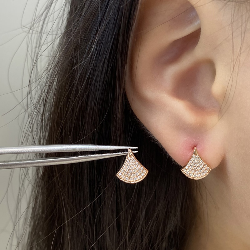 VANTYRE lab grown diamond earrings.