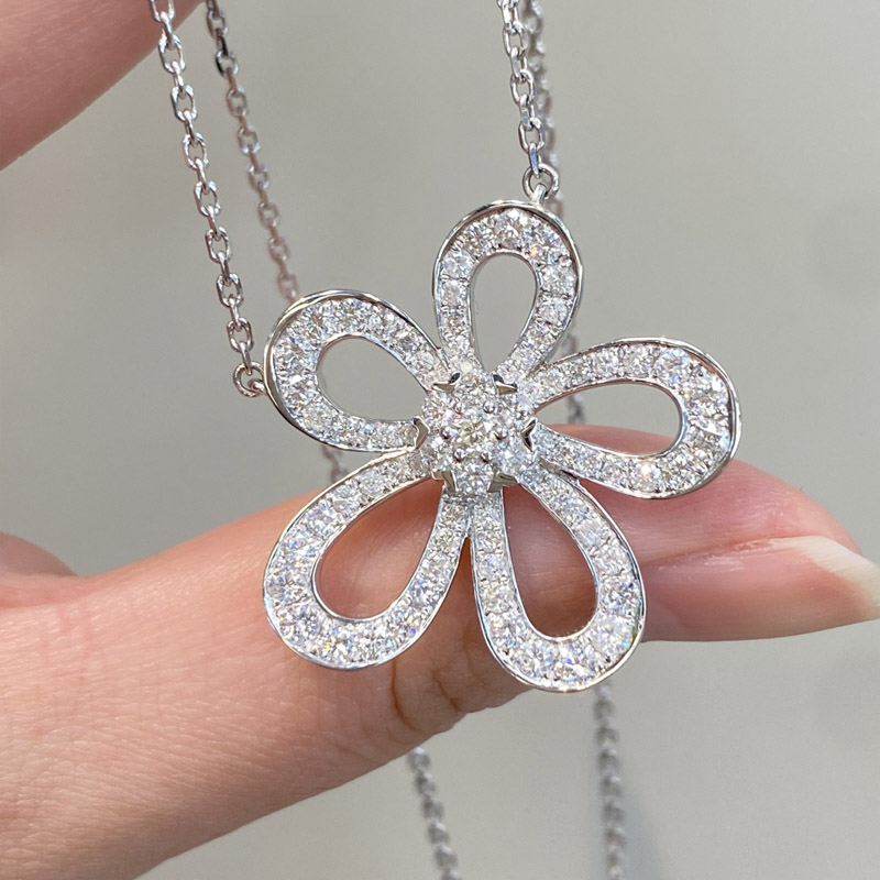 VANTYRE lab grown diamond necklace or pendant.