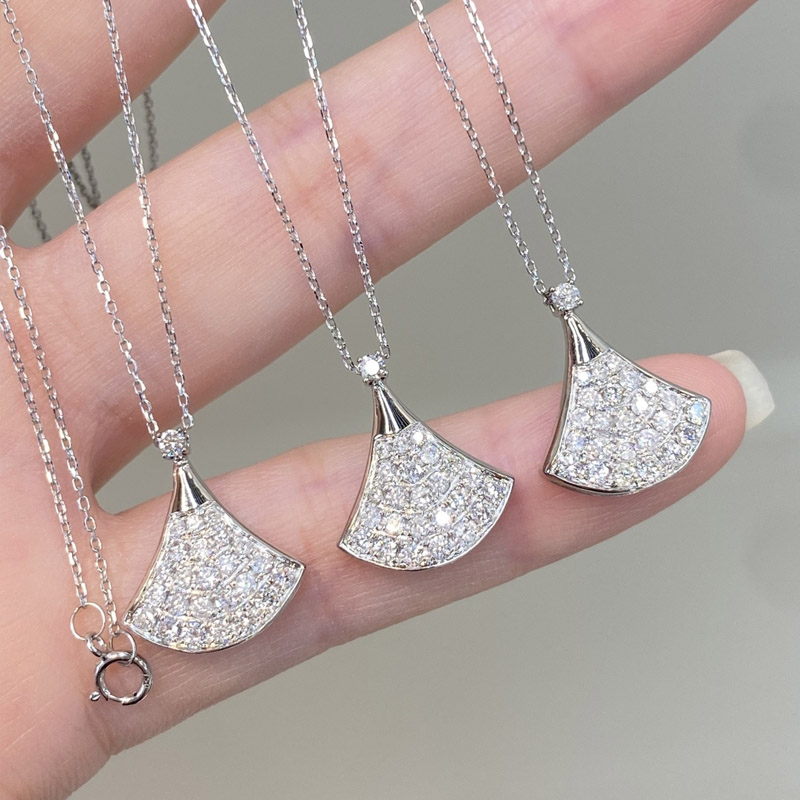 VANTYRE lab grown diamond necklace or pendant.