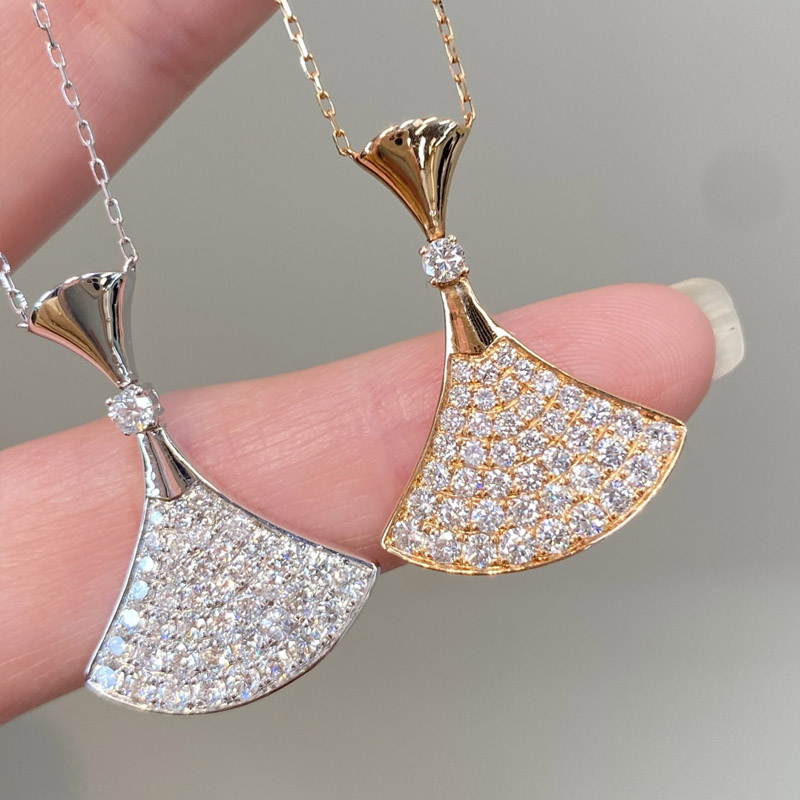 VANTYRE lab grown diamond necklace or pendant.