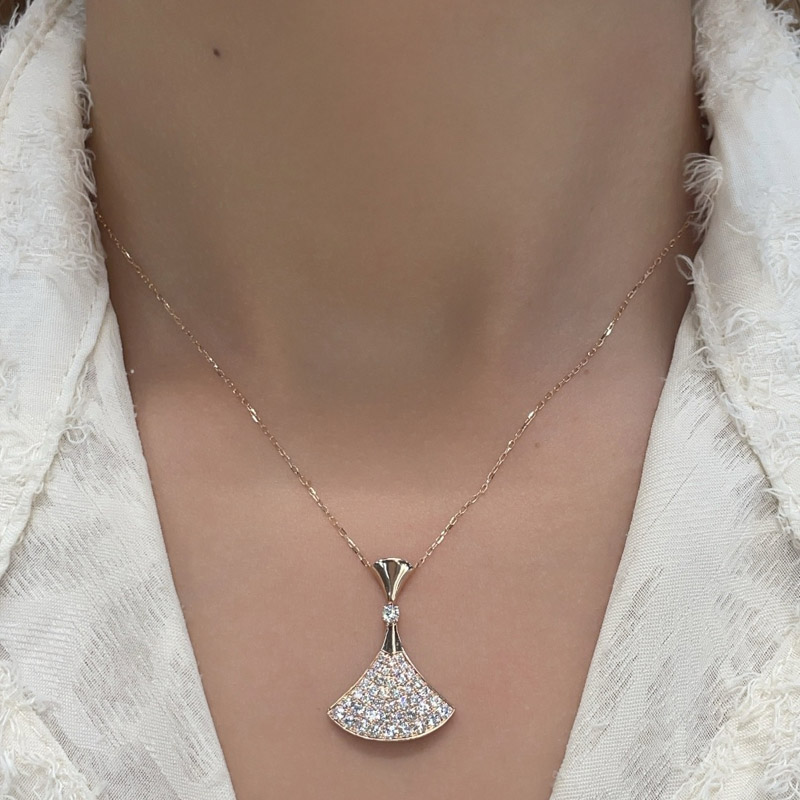 VANTYRE lab grown diamond necklace or pendant.