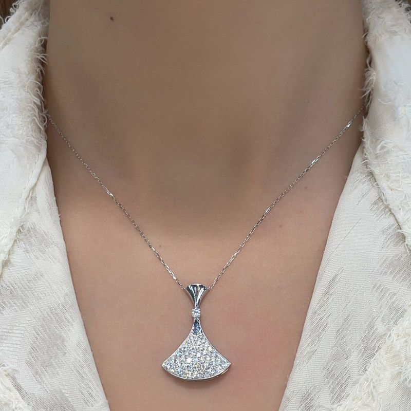 VANTYRE lab grown diamond necklace or pendant.