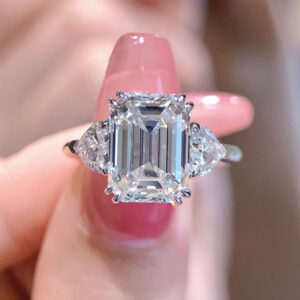VANTYRE Labgrowndiamond emerald Halo Ring