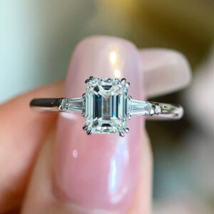 VANTYRE Labgrowndiamond emerald Halo Ring