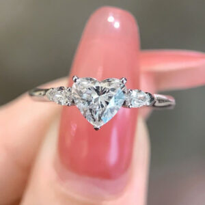 VANTYRE Labgrowndiamond heart Halo Ring