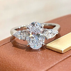 VANTYRE Labgrowndiamond oval Halo Ring