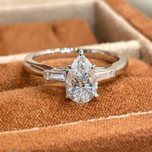VANTYRE Labgrowndiamond pear Halo Ring
