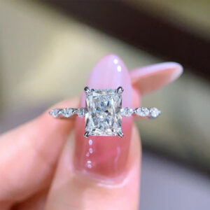 VANTYRE Labgrowndiamond radiant Halo Ring